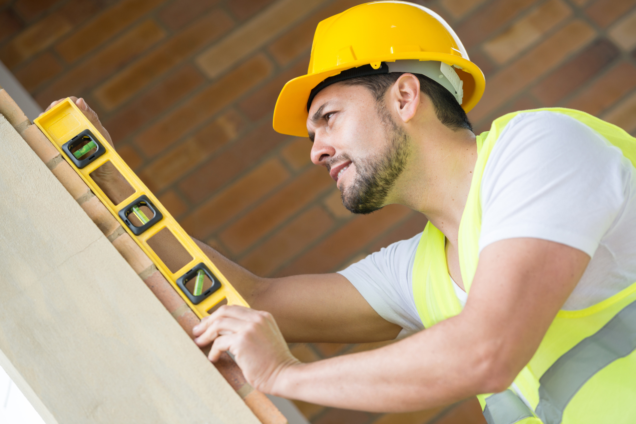 DP_construction_worker_measuring