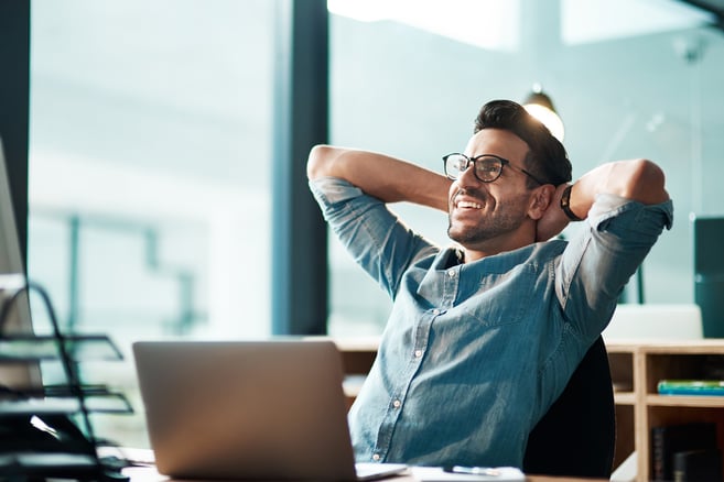 Duett_man_smiling_relaxing_computer